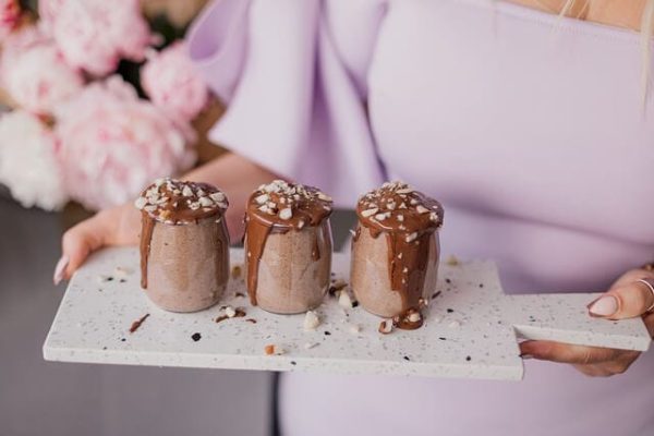 Popularne słodycze po terminie (Rafaello, Toffifee, Kinder Bueno, Ferrero Rocher, słodkie wafelki) – czy są bezpieczne do spożycia